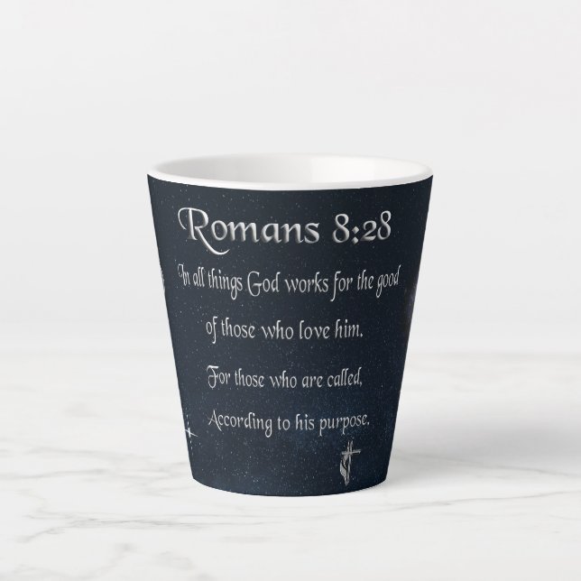 Caneca De Café Latte versículo bíblico cristão Romanos 8:28 (Frente)