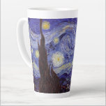 Caneca De Café Latte Vincent Van Gogh Starry Night Vintage Fine Art<br><div class="desc">Vincent van Gogh Starry Night Fine Art Painting Starry Night Starry Night é uma pintura do artista poste-impressionista holandês Vincent van Gogh. O céu azul à noite está cheio de nuvens, estrelas e uma lua crescente brilhante. A Noite Estrelada é a única noturna na série de visões da janela do...</div>