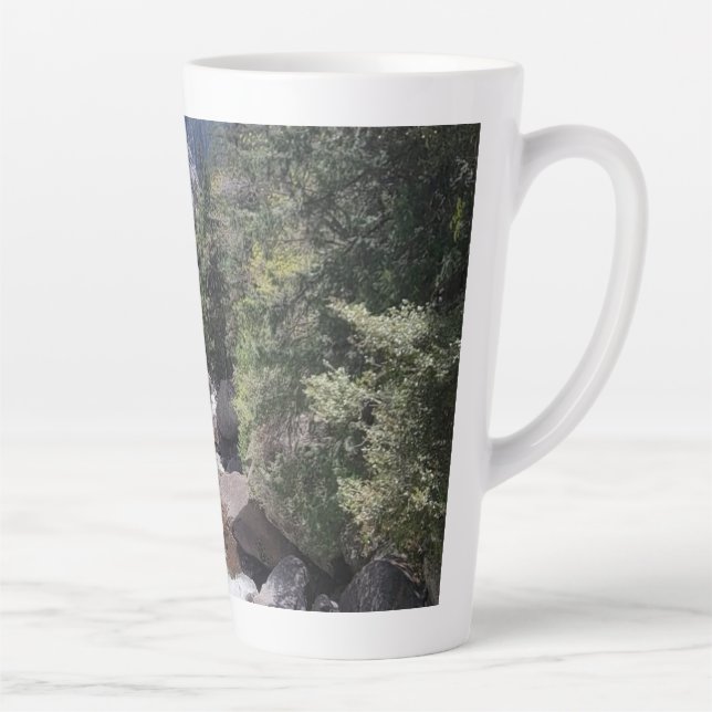 Caneca De Café Latte Vista de jusante de Incêndios Vernais (Direita)