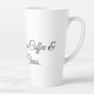 Caneca De Café Latte Vivendo à base de Café & Caos Puro.