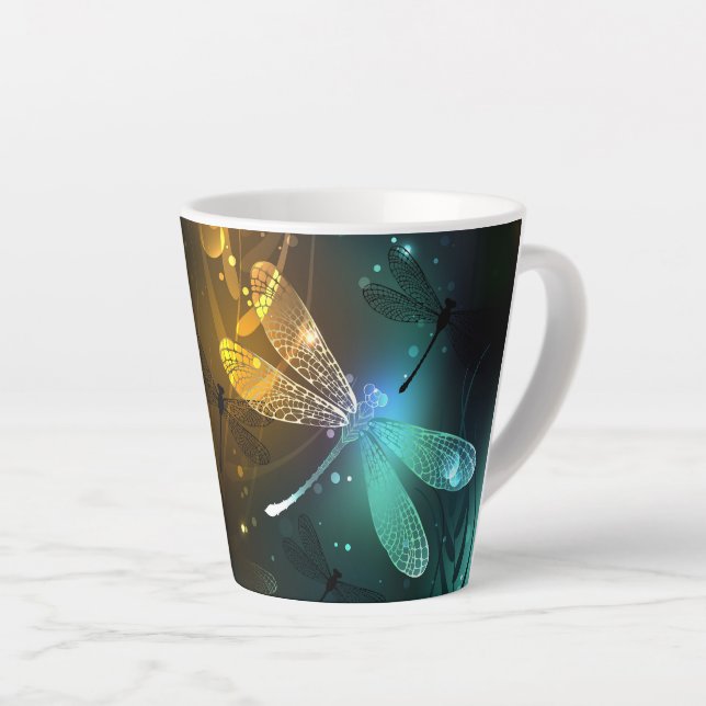 Caneca De Café Latte Voo luminoso verde de libélula (Ângulo direito)