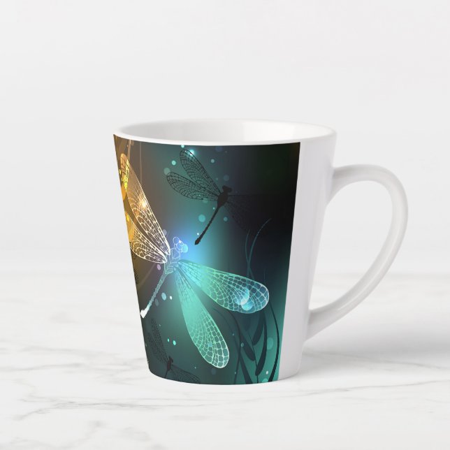 Caneca De Café Latte Voo luminoso verde de libélula (Direita)