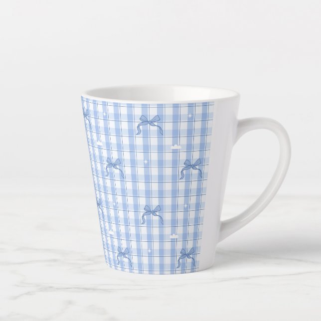 Caneca De Café Latte Xadrez Azul Gingham com Laços Elegantes (Direita)
