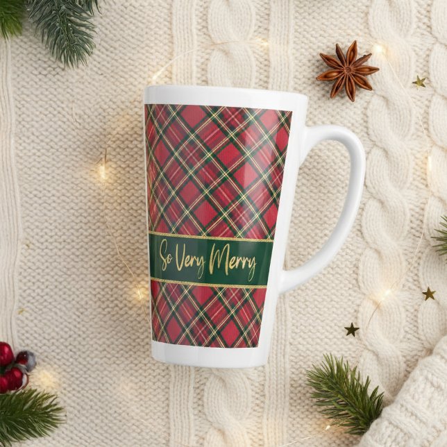 Caneca De Café Latte Xadrez Vermelha de Tartan Feriado Dourada Tão Feli (Holiday Tartan Red Plaid Gold So Very Merry Latte Mug)