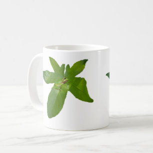 Caneca De Café "Leafy Haven: Um pequeno Sapo Verde sobre Folha de