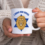 Caneca De Café Leão de Judah Star de David. Eu fico com Israel<br><div class="desc">Esta caneca espantosa é o presente perfeito para alguém que quer mostrar o seu apoio a Israel! Um Leão de Judah pintado digitalmente é o ponto focal, sobre a Estrela de David ao fundo. A tipografia moderna diz, "Eu fico com Israel" em azul, e a mesma design está em ambos...</div>