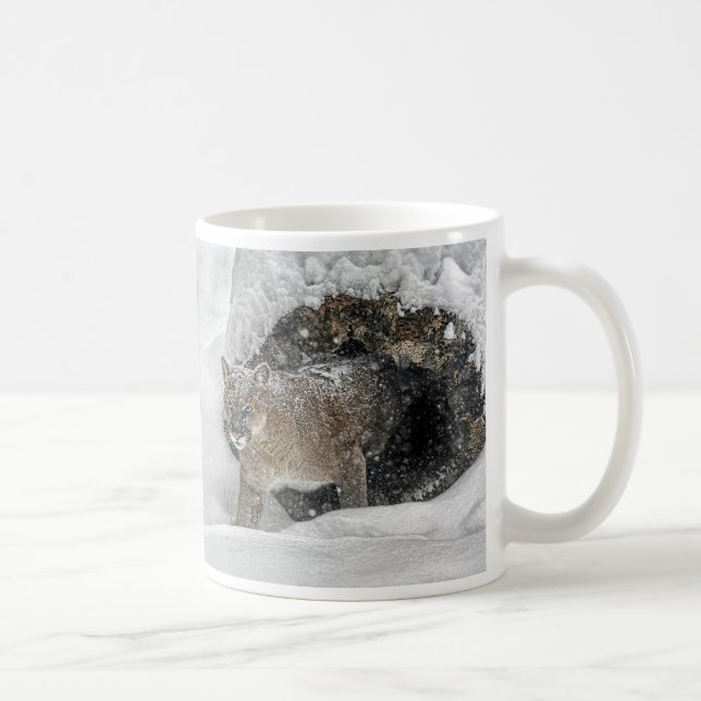 Caneca De Café Leão de montanha na neve (Direita)