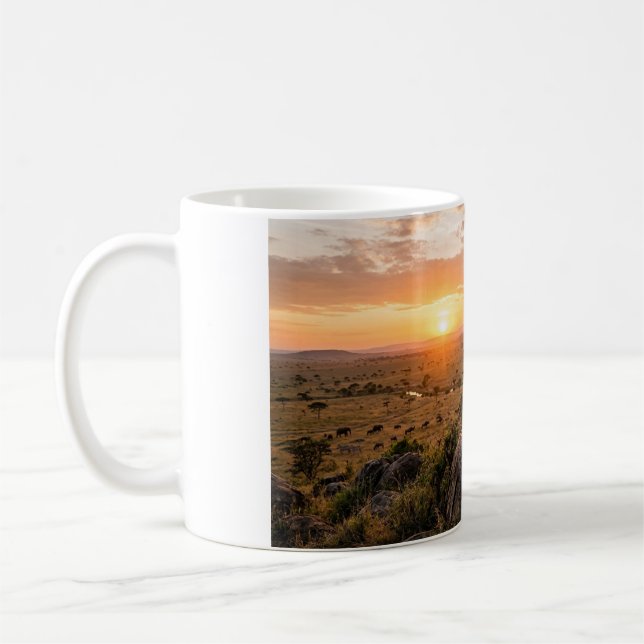 Caneca de Café Leão Macho Orgulhoso em Pé sobre Ro (Esquerda)