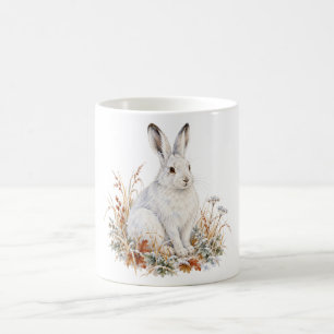 Caneca De Café Lebre Ártica Sentada na Grama de Inverno