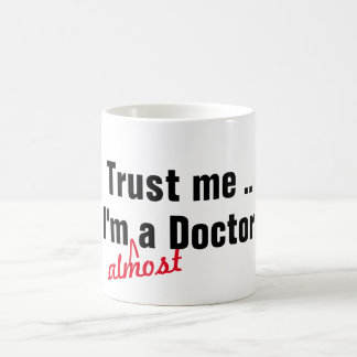 Caneca De Café legal confie em mim que sou quase doutor médico tr