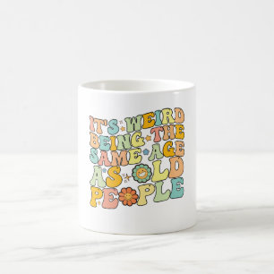 Caneca De Café Legal É Estranho Ter a Mesma Idade Que as Pessoas 