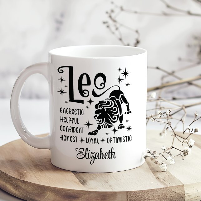 Caneca De Café Leo Zodiac Horoscope Nome Personalizado (Leo Zodiac Horoscope Custom Name Coffee Mug on a sunny boho wooden kitchen table with tiny flowers.)