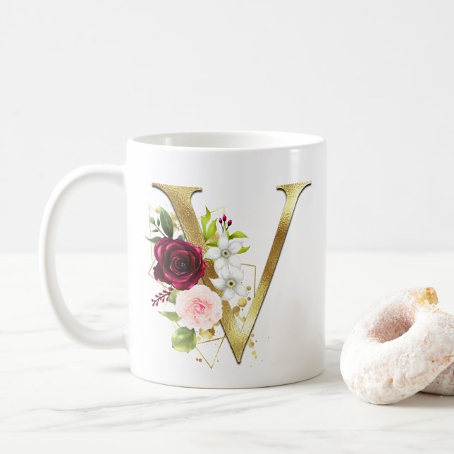 Caneca De Café Letra Dourada Elegante V Monograma Floral Blush Ca (Com Donut)