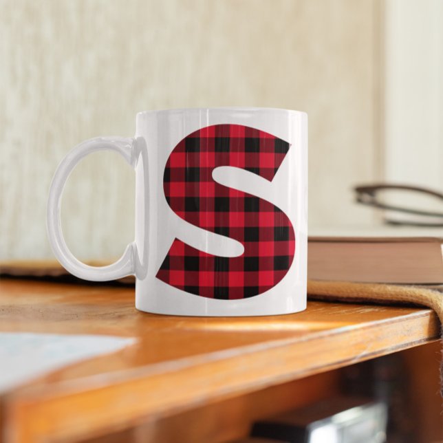 Caneca De Café Letra Negra e Negra Xadrez Bold S Monograma (Red and Black Buffalo Plaid Letter S Coffee Cup)