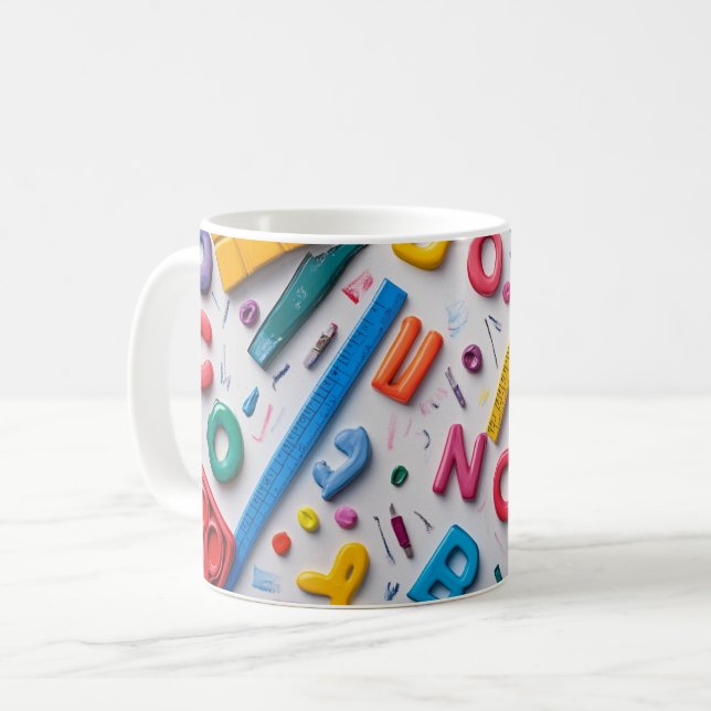 Caneca De Café Letras de plástico dispostas artisticamente sobre  (Frente Esquerda)