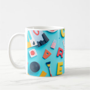 Caneca De Café Letras de plástico dispostas artisticamente sobre