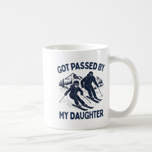 Caneca De Café Levado pela minha filha, esquiando engraçado