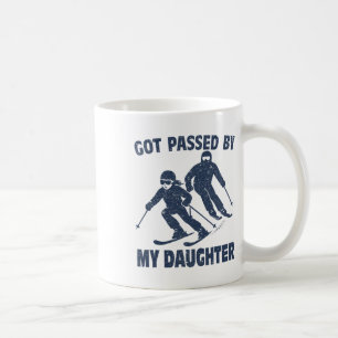 Caneca De Café Levado pela minha filha, esquiando engraçado _81