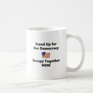 Caneca De Café Levante-se para a nossa democracia — ocupe-se junt