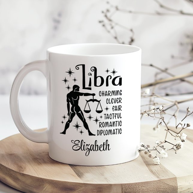 Caneca De Café Libra Zodiac Horoscope Nome Personalizado (Libra Zodiac Horoscope Custom Name Coffee Mug on a sunny boho wooden table with tiny white flowers)