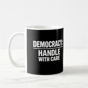 Caneca De Café Lidar com a Democracia com Cuidado