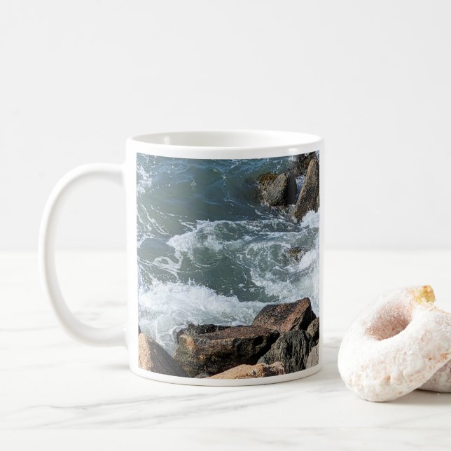 Caneca De Café Linda água salgada saltando em Rocks Foto (Com Donut)
