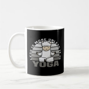 Caneca De Café Linda lama engraçada fazendo ioga. poses engraçada