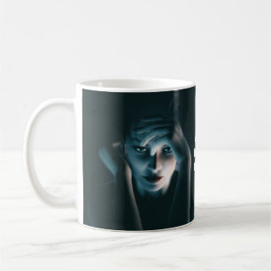 Caneca De Café Linda mulher pensadora. Texto personalizável em