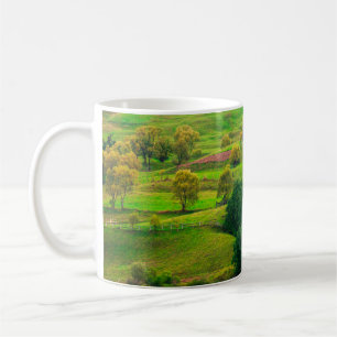 Caneca De Café Linda paisagem montanhosa à luz do sol da noite.