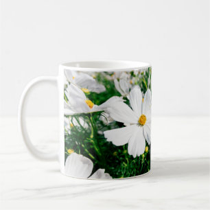 Caneca De Café Lindas flores brancas do cosmos florescendo em jar