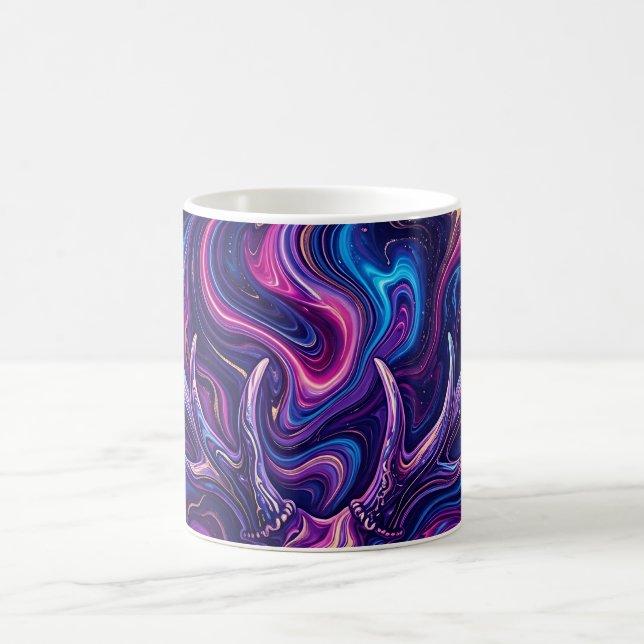 Caneca de Café Líquido de Chifre Roxo Abstrato (Centro)