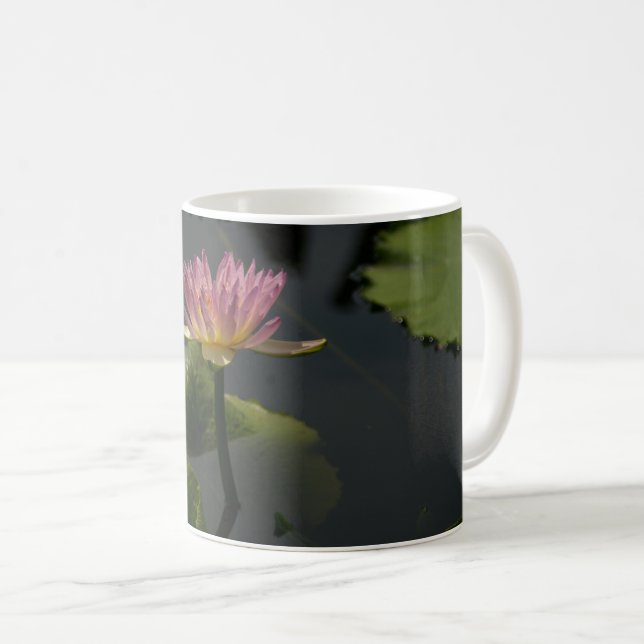Caneca De Café Lírio de Água Rosa (Frente Esquerda)
