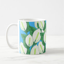 Caneca De Café Lirios brancos da paz sobre um fundo azul pálido