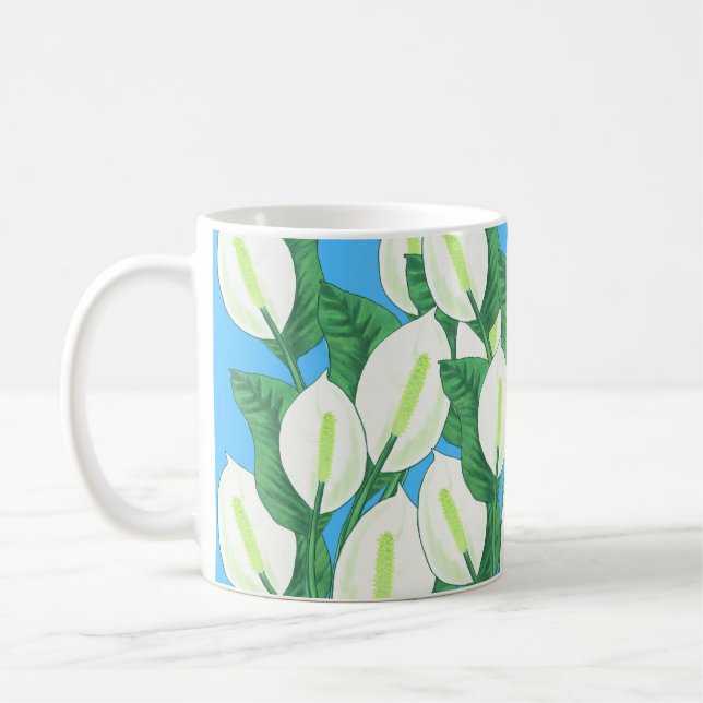 Caneca De Café Lirios brancos da paz sobre um fundo azul pálido (Esquerda)