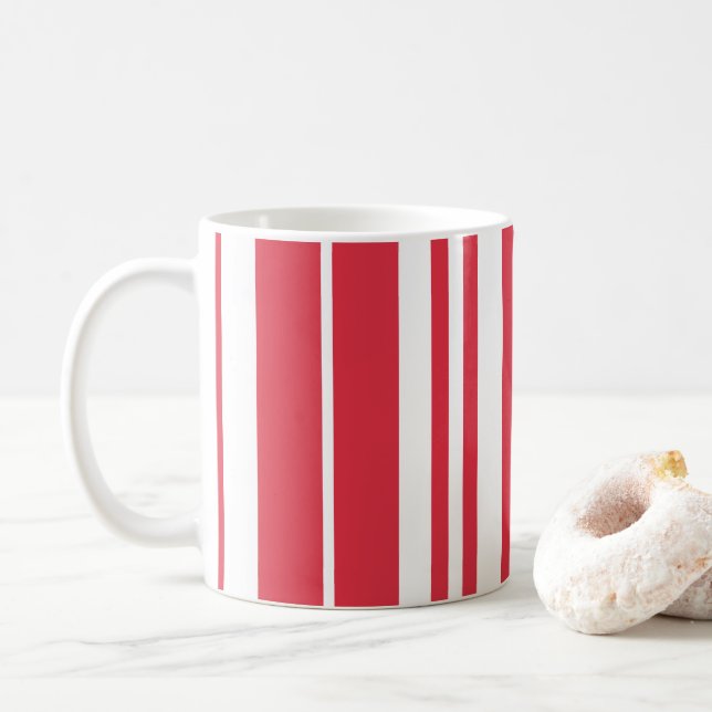 Caneca De Café Listras Brancas Vermelhas Costeiras à Beira-Mar  (Com Donut)