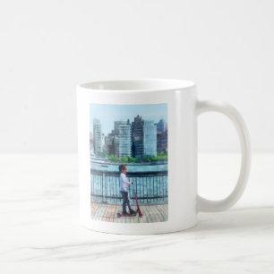 Caneca De Café Little Girl on Patinete por Manhattan Skyline