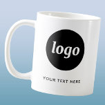 Caneca De Café Logotipo e Texto simples para empresa<br><div class="desc">Logotipo simples e texto personalizado para sua empresa. Substitua o logotipo e o texto por você para personalizar. Use-os você mesmo,  entregue-os aos seus funcionários e colegas de trabalho,  venda-os a clientes e clientes ou os entregue como material promocional para inspirar a lealdade do cliente.</div>