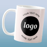 Caneca De Café Logotipo e texto simples para empresas cor-de-rosa<br><div class="desc">Logotipo simples e texto personalizado para sua empresa. Substitua o logotipo e o texto por você para personalizar. Use-os você mesmo,  entregue-os aos seus funcionários e colegas de trabalho,  venda-os a clientes e clientes ou os entregue como material promocional para inspirar a lealdade do cliente.</div>