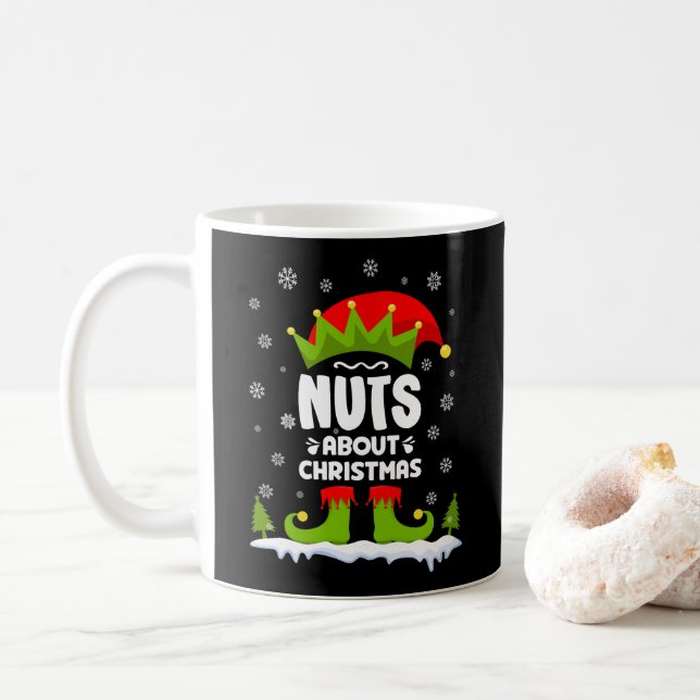 Caneca De Café Loucos Sobre O Presente Do Elf De Natal Engraçado (Com Donut)