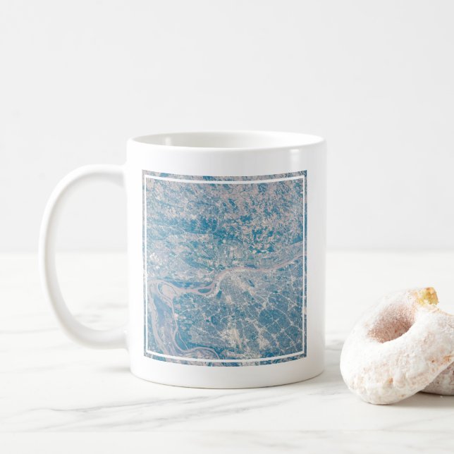 Caneca De Café Louis, Missouri Ao Longo Do Rio Mississippi. (Com Donut)