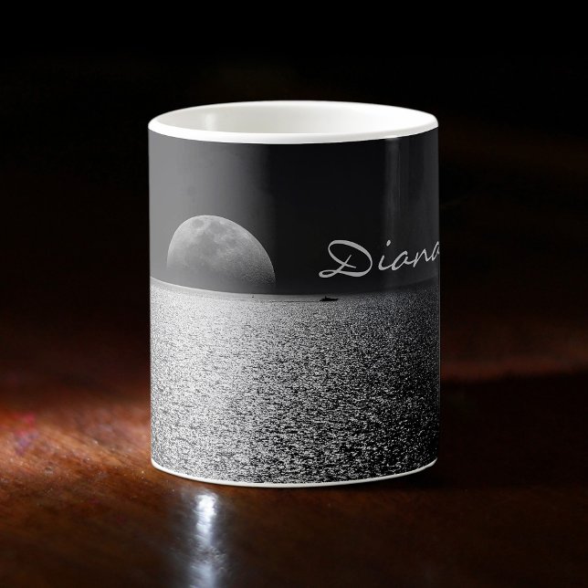 Caneca De Café Lua cheia sobe sobre água oceânica, preto e branco (Criador carregado)