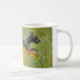 Caneca De Café Lurcher que funciona através de um campo de flor -