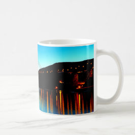 Caneca De Café Luz Colorida Na Ponte Ouro Da Porta