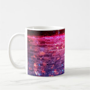 Caneca De Café Luz neon: parede de tijolos vazia.