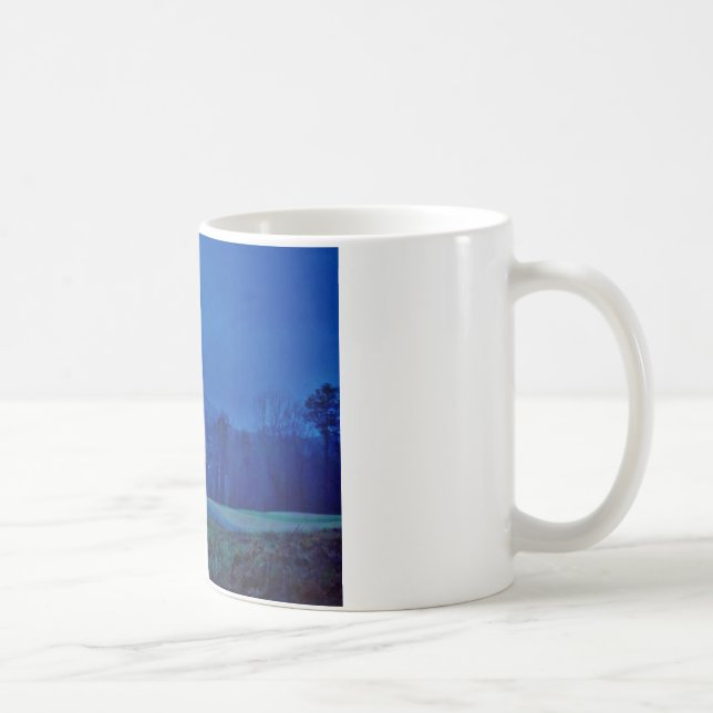 Caneca De Café Luzes brilhantes em uma montanha azul (Direita)