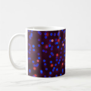 Caneca De Café Luzes de Natal, turvas, fundo festivo.