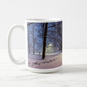 Caneca De Café Luzes de rua e cobertas de árvores de neve