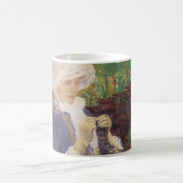 Caneca De Café Lydia Crocheting no Jardim de Marly, Mary Cassatt (Centro)