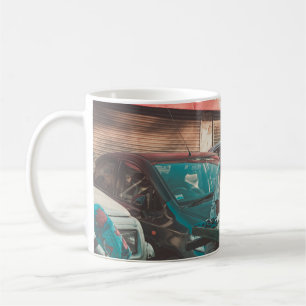 CANECA DE CAFÉ MAÇÃS DE VENDA DE HOMEM PERTO DE CARROS PARQUEAD