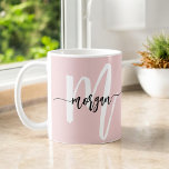 Caneca De Café Macrobacia Na moda moderna, cor-de-rosa<br><div class="desc">Coloque a sua bebida favorita em estilo com esta caneca de café rosa-rosa com Na moda de cor branca moderna com monograma. Apresentando um design moderno e elegante, esta caneca apresenta um fundo cor-de-rosa pincelado com um monograma personalizado em uma escrita elegante. Sua construção de cerâmica durável garante uso duradouro,...</div>